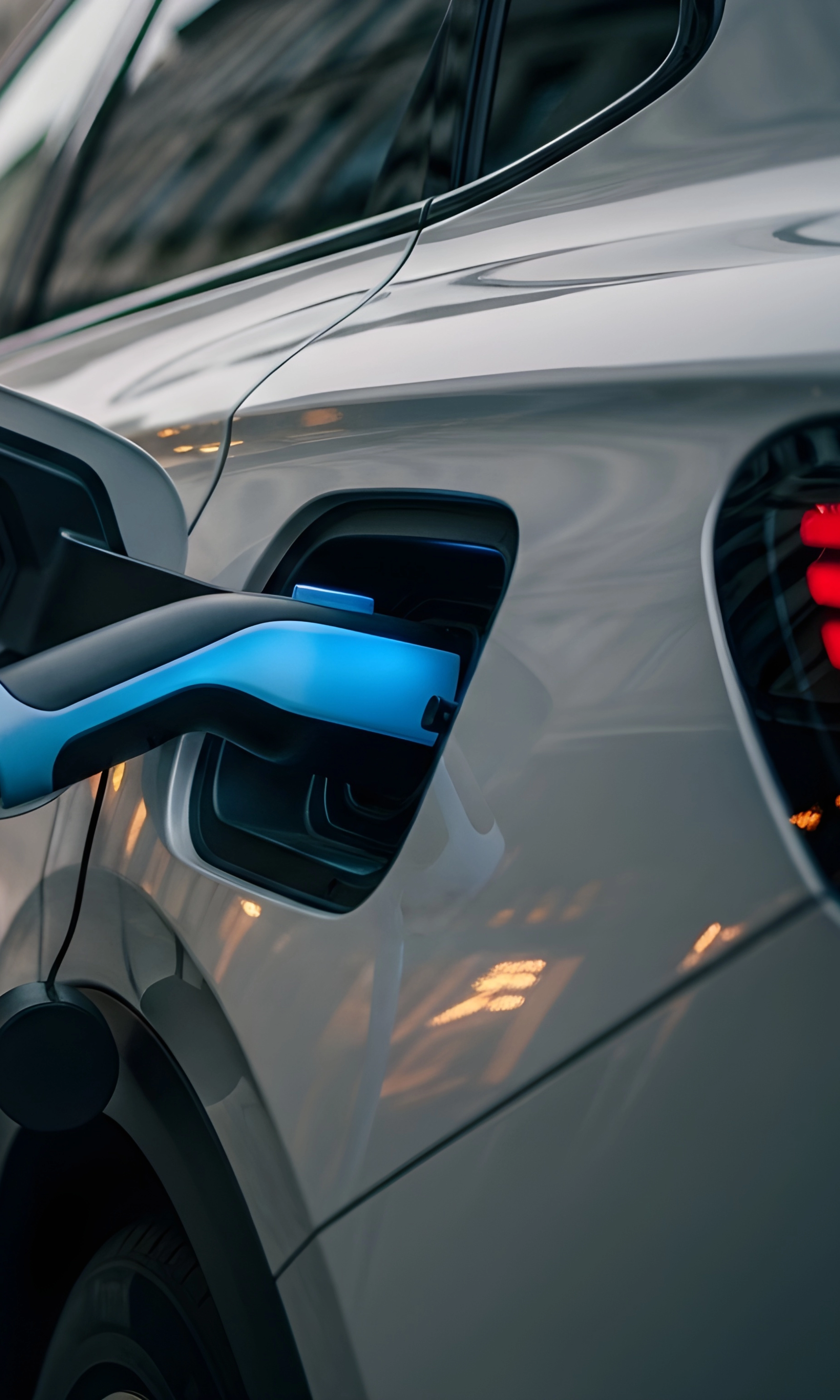 Ein modernes Elektroauto lädt an einer Ladesäule.